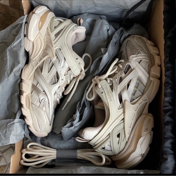 Authentic Balenciaga 2.0 - Picture 8 of 10